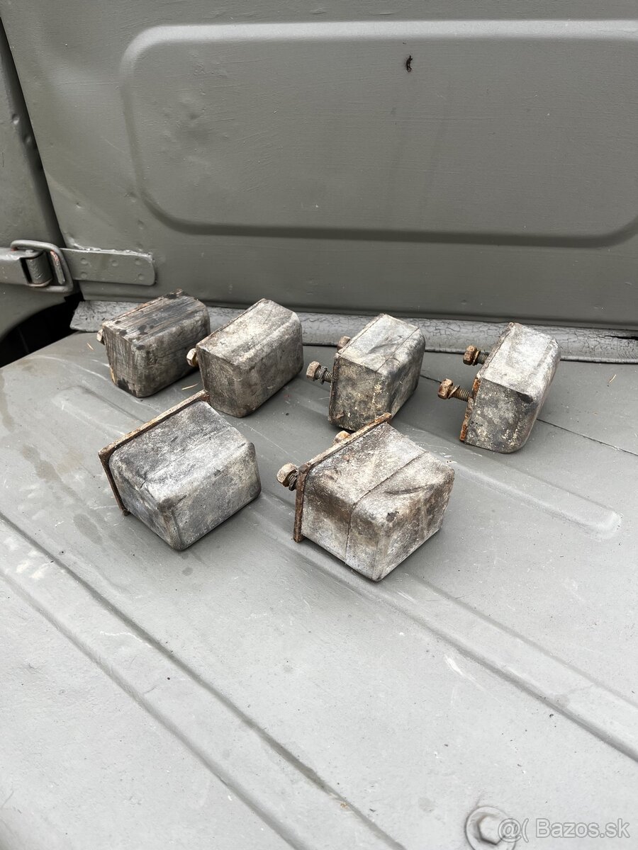 Horné dorazy náprav Praha V3S - 2