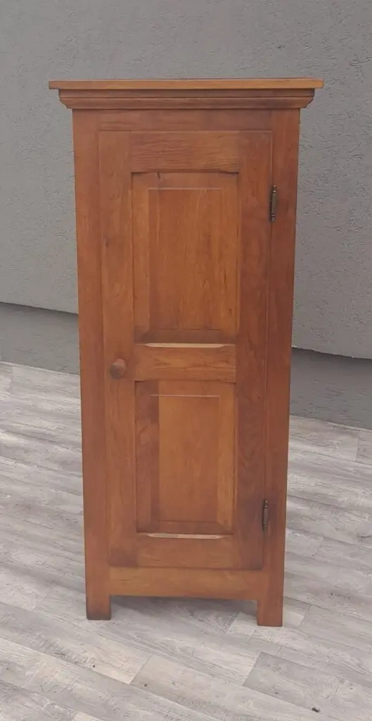 Skrinka s dvierkami. - 2