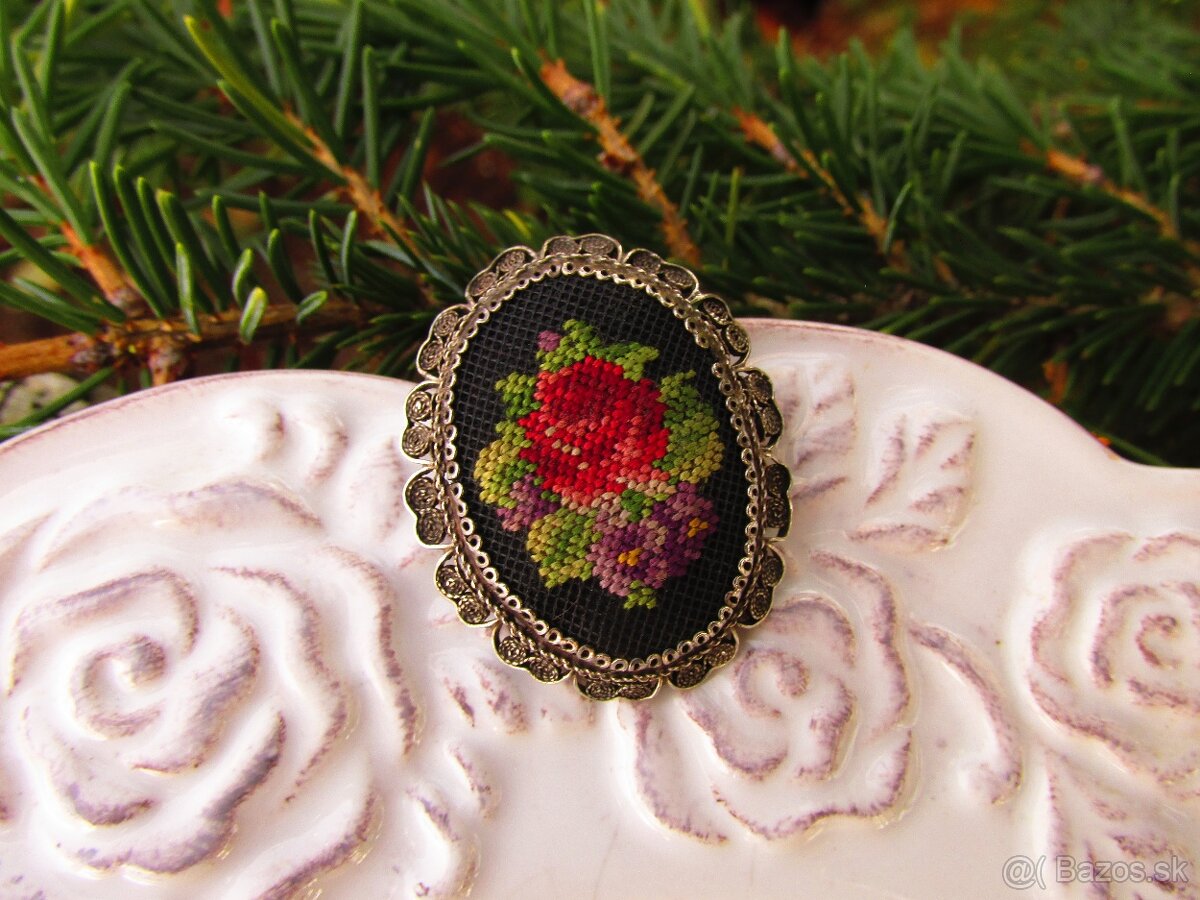 Stará filigránová brošňa s výšivkou, Ag 800 - 2