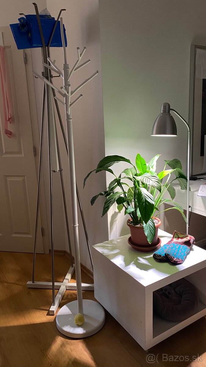 Vešiaky a stôl ikea - 2