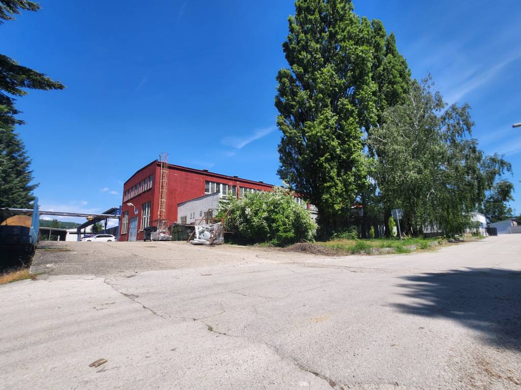 Výrobná hala / Dielňa v areáli Chemolaku - 4424 m2 - 2
