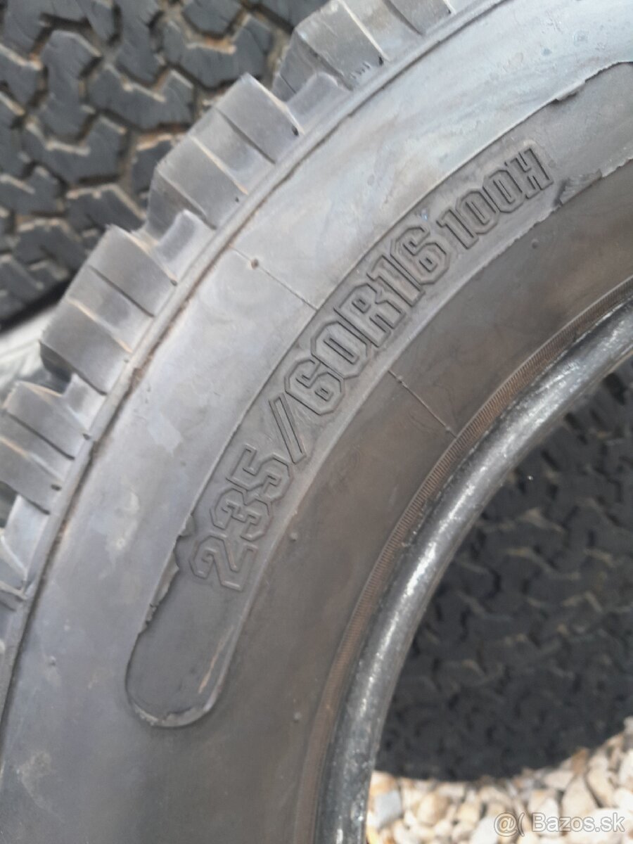 Pneu 235/60R16 - 2