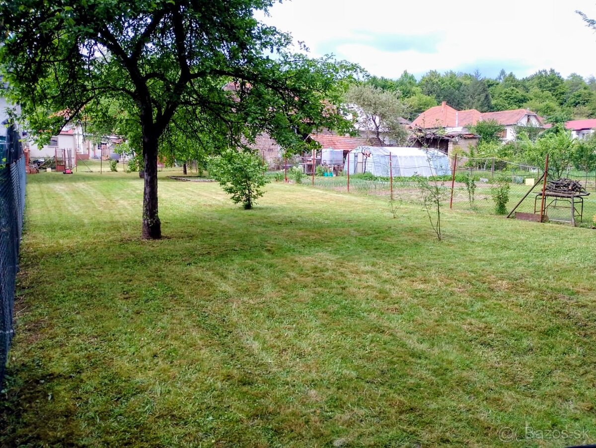 Dom pri minerálnom prameni, s potokom na konci záhrady - 2