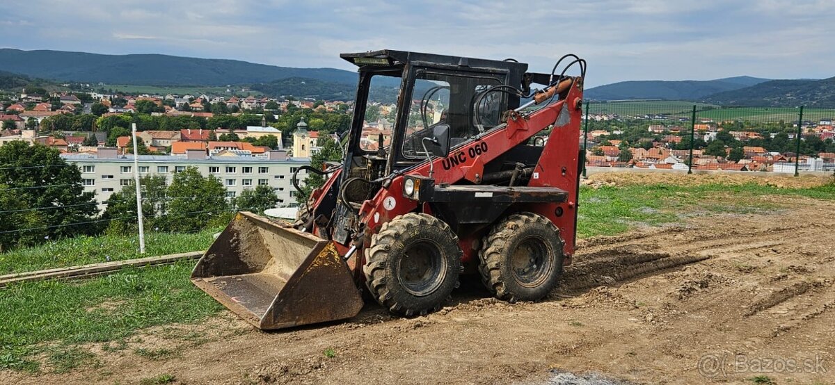 Smykom riadený nakladač Unc 060 - 2
