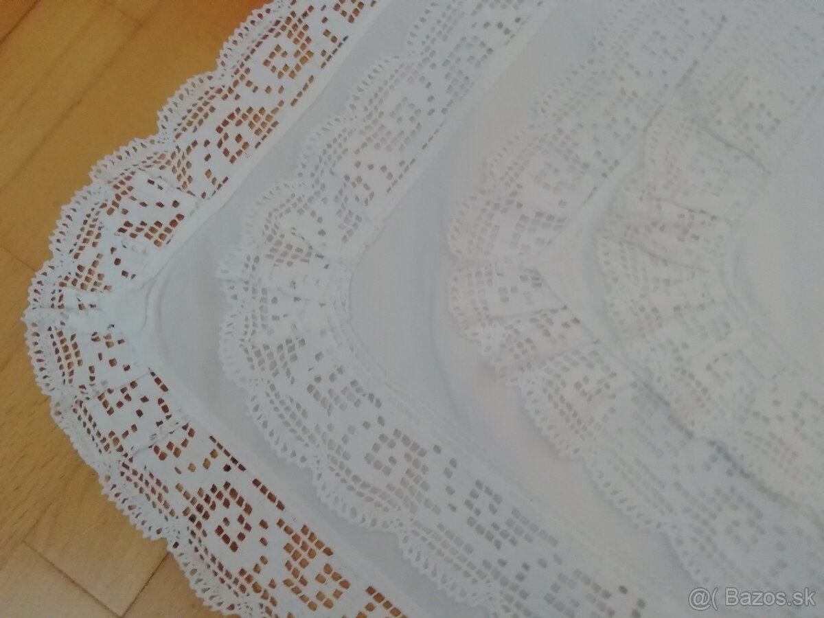 STAROŽITNÝ OBRUS S KRAJKOU - 2