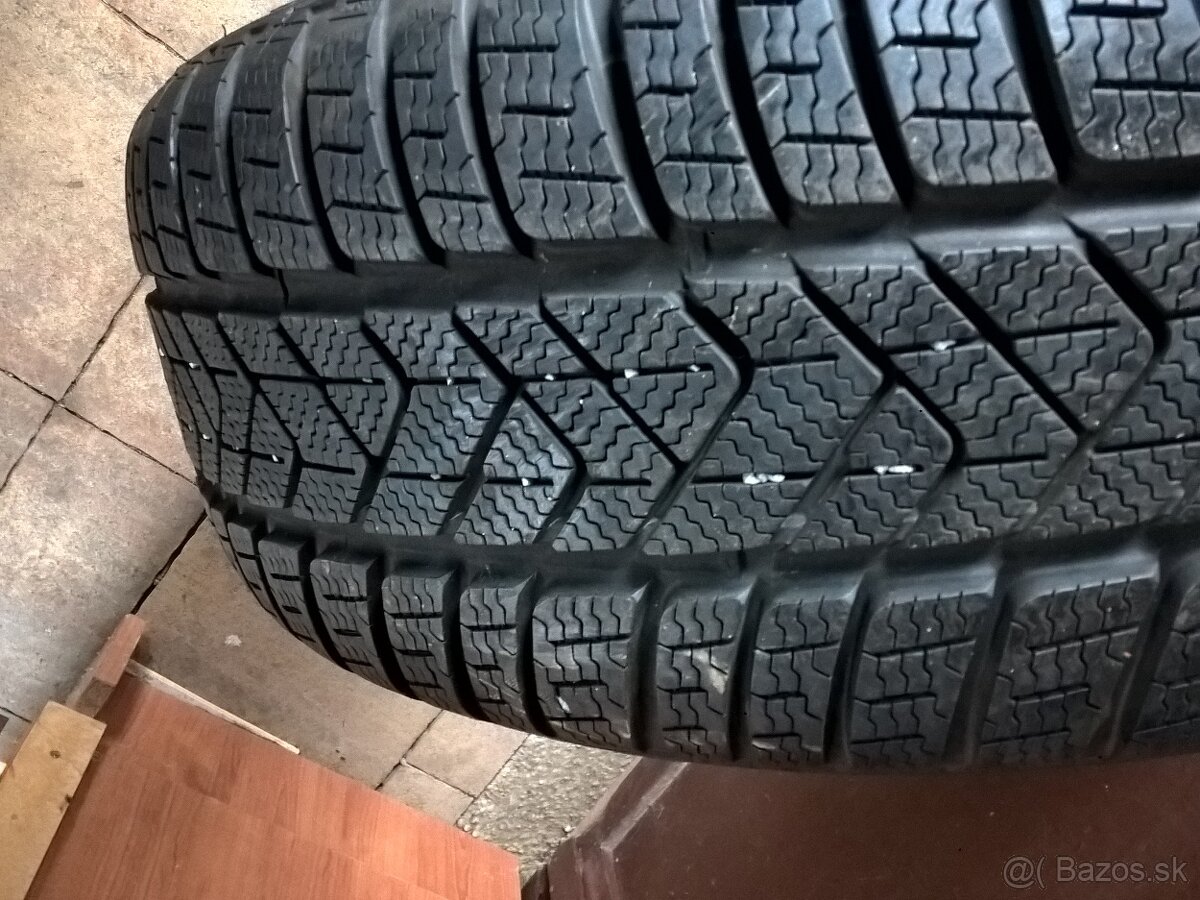 2 ks ZIMNÉ 245/45 R18 100V PIRELLI - dezén cca 8 mm - 2