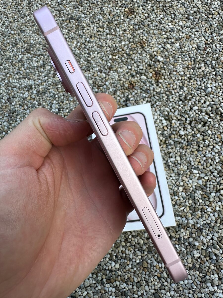 IPhone 15 - baterie 100% - 2