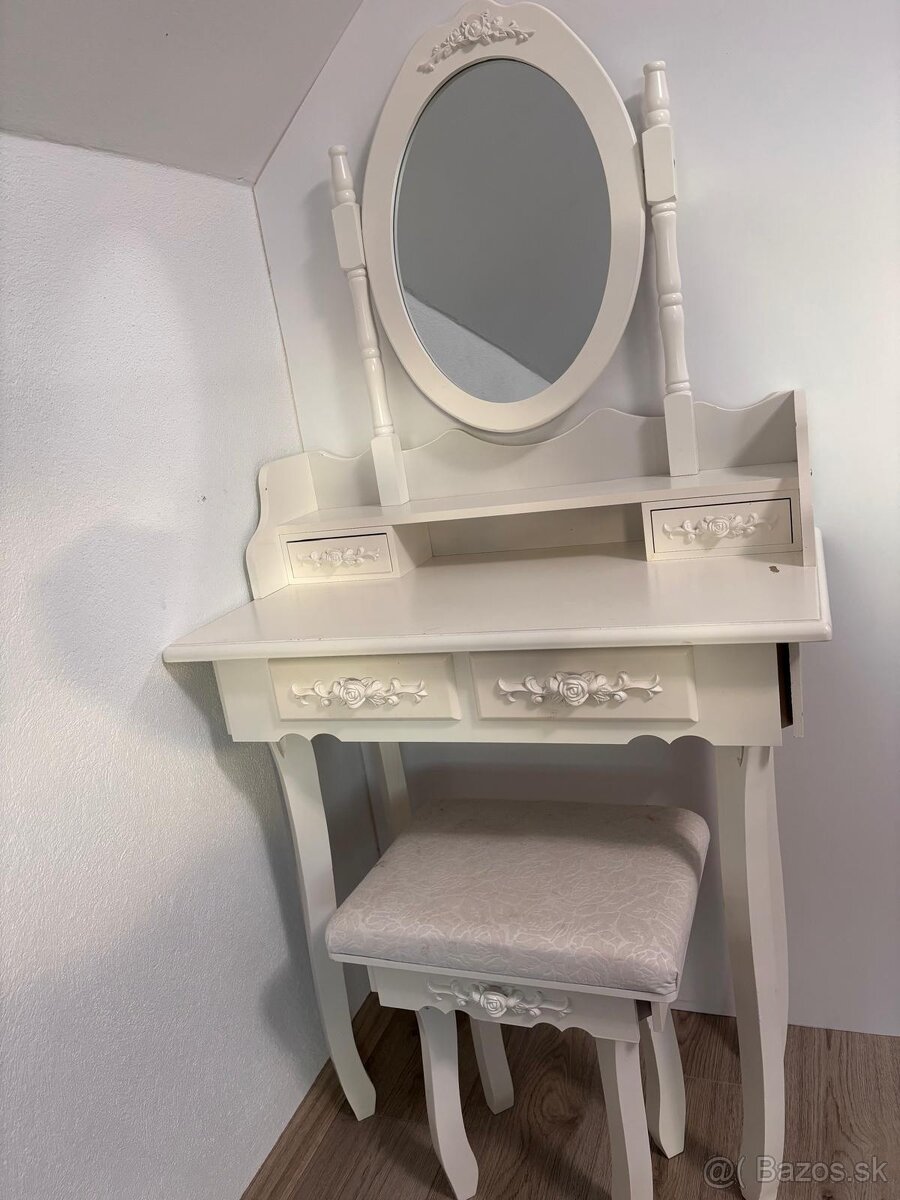 Kozmetický stolík - 2