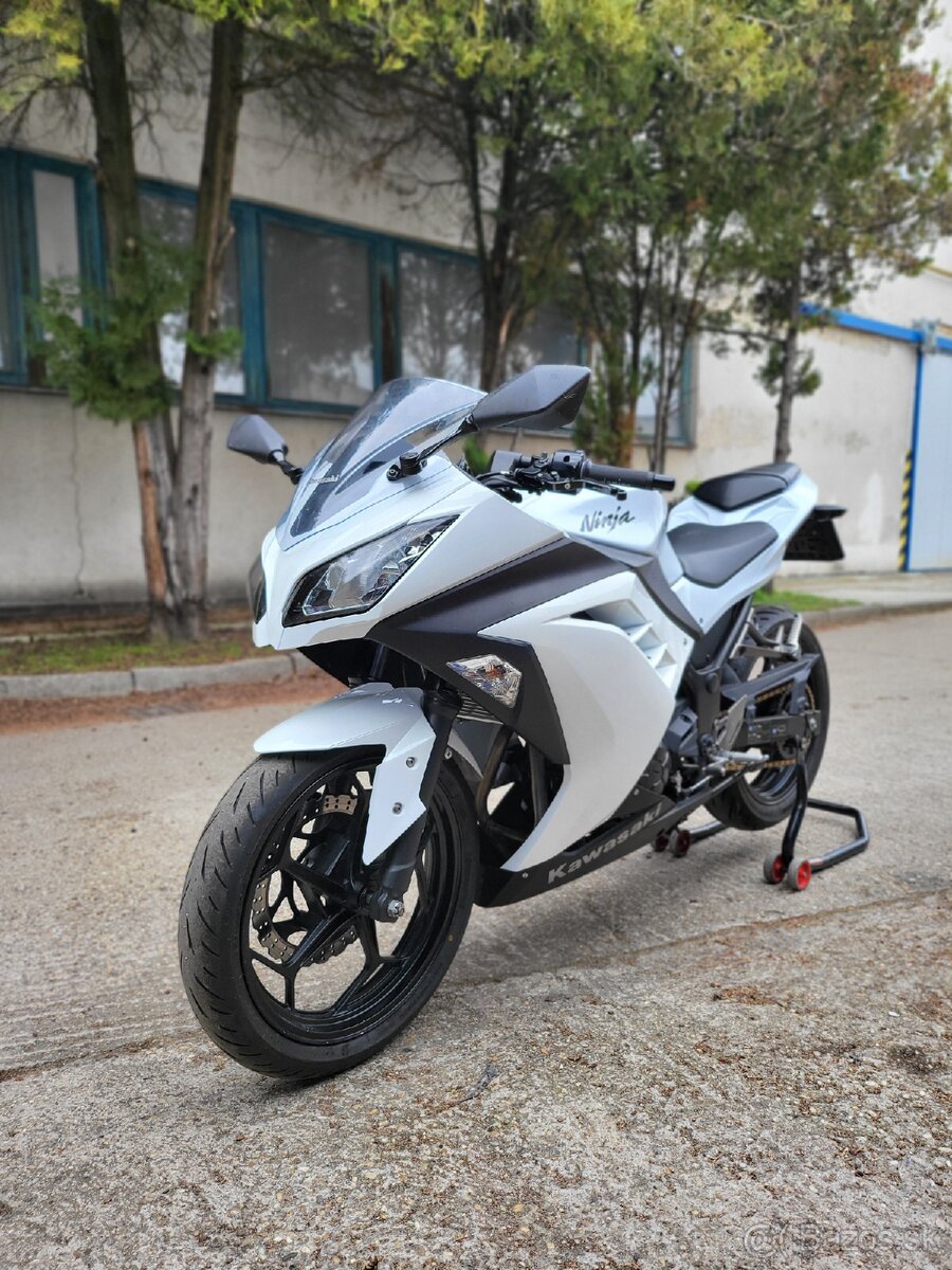 Kawasaki Ninja 300, A2
- 2
