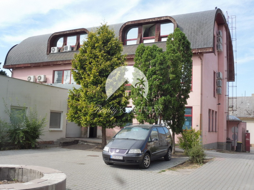 Reality KOMPLEX s.r.o.,Vám  ponúka na predaj dvojposchodovú  - 2