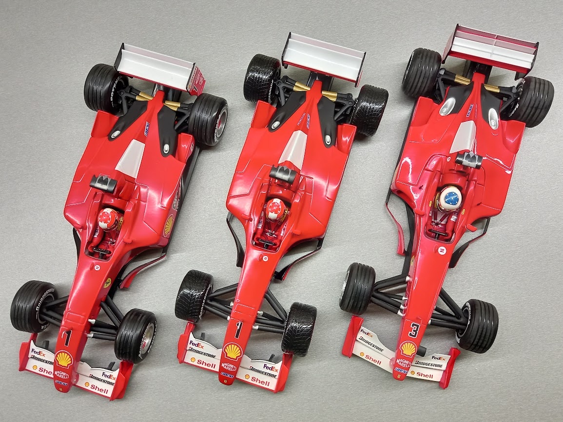 3x F1 FERRARI F2001 a F2000 SCHUMACHER HOTWHEELS 1:18 - 2