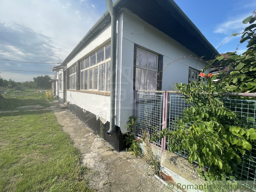 Trojizbový rodinný dom s veľkým pozemkom v Mojmírovciach – - 2