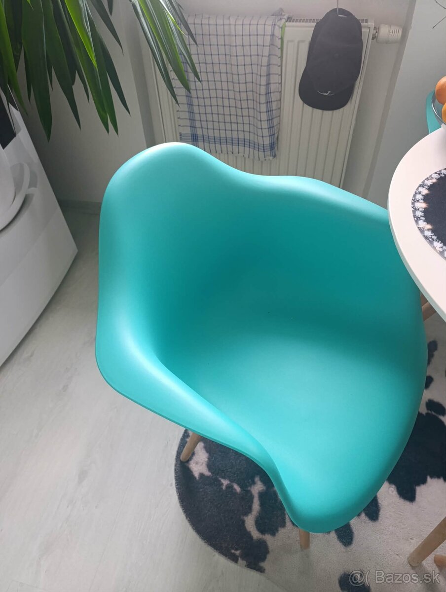 Kuchynský stôl a jedálenské stoličky - 2