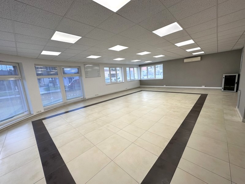 Priestranný obchodný priestor prízemie 105 m2 Galanta - 2