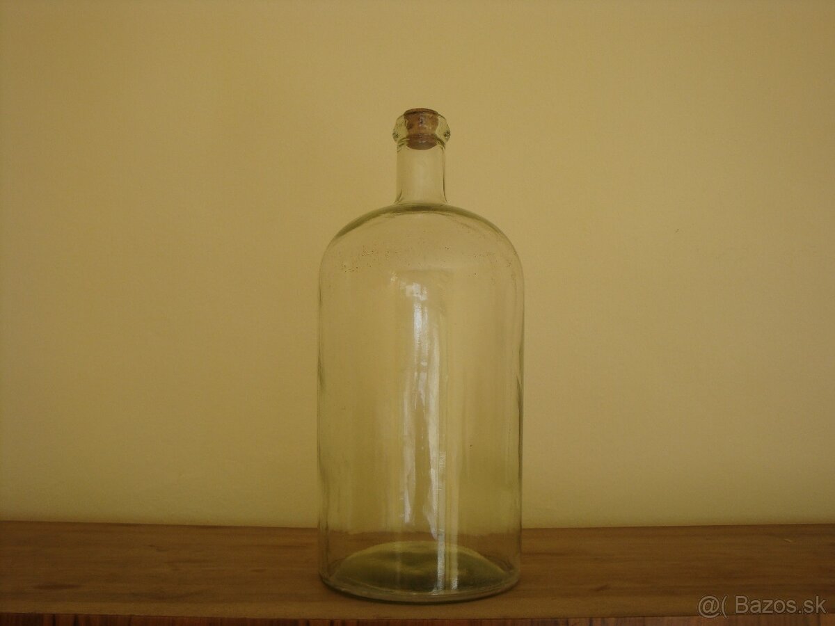 Demižóny so zátkami. - 2