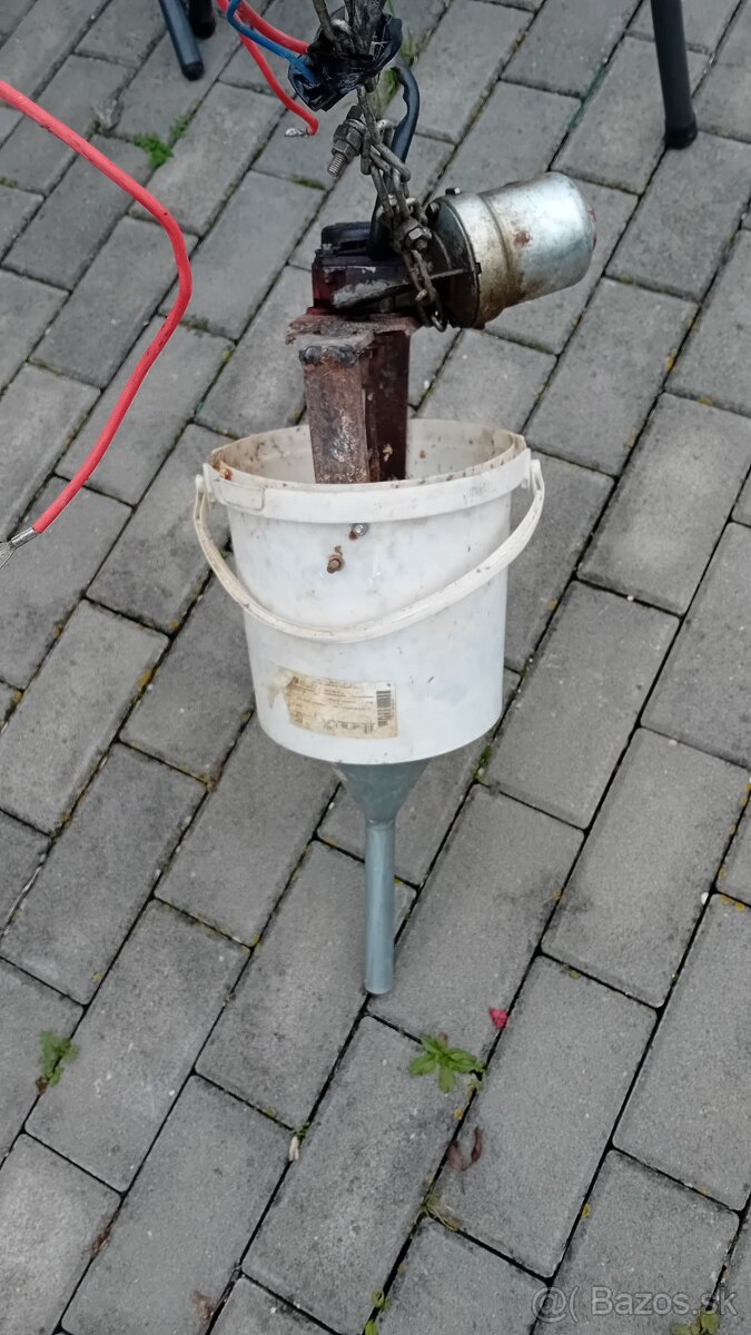 Stroj na nútený výkrm husí a kačíc - 2