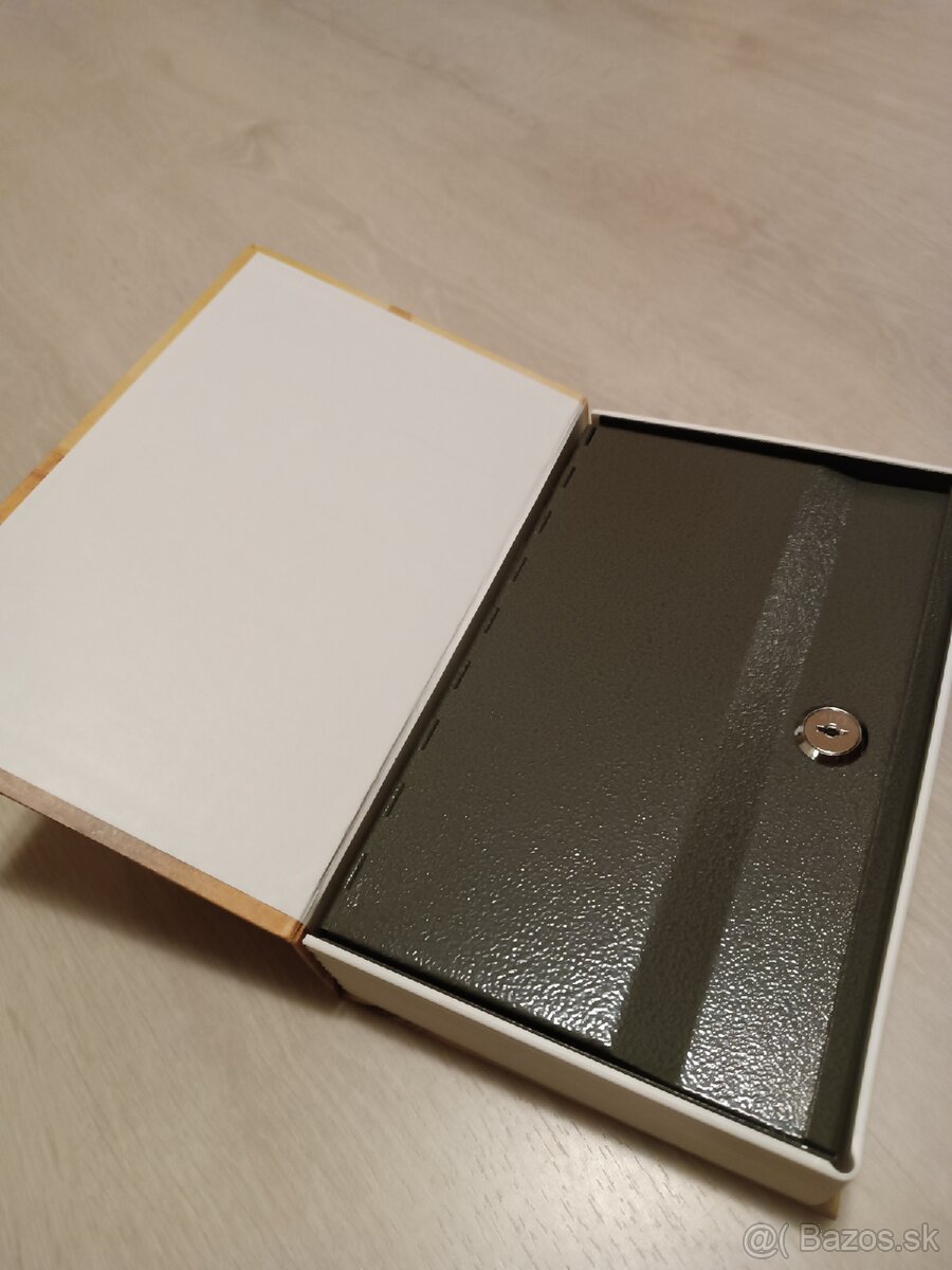 kovová pokladnička 'trezor v knihe' - 2