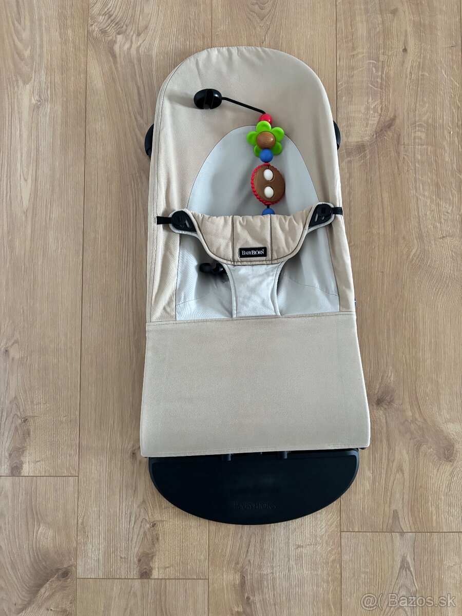 Lehátko Babybjorn s hračkou - 2