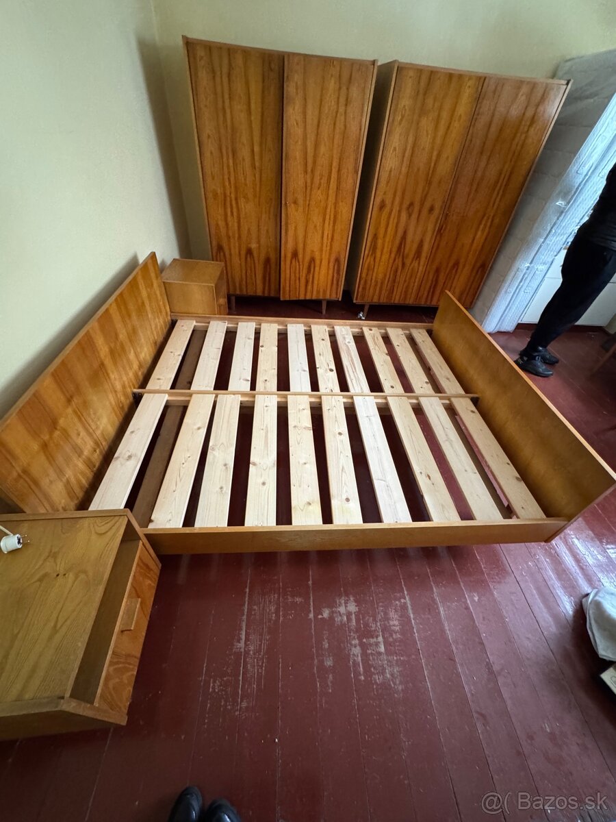 Kvalitná drevená spálňová súprava - 2