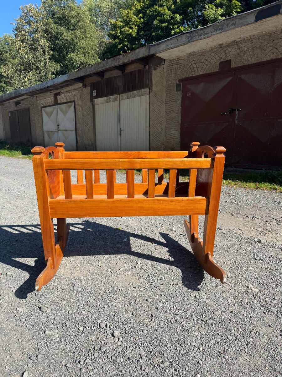 Ručne vyrezávana detská kolíska - 2