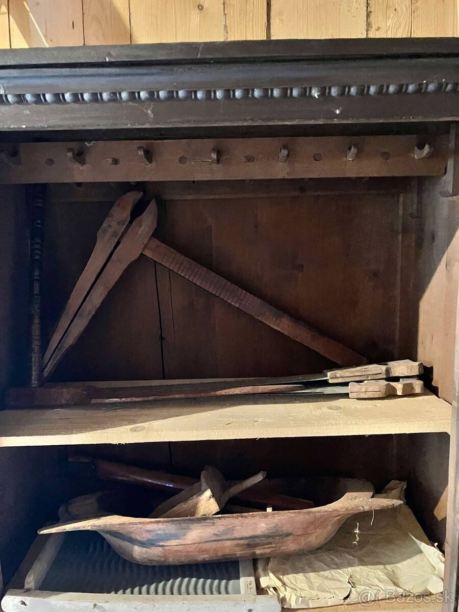 Starožitná skriňa - 2