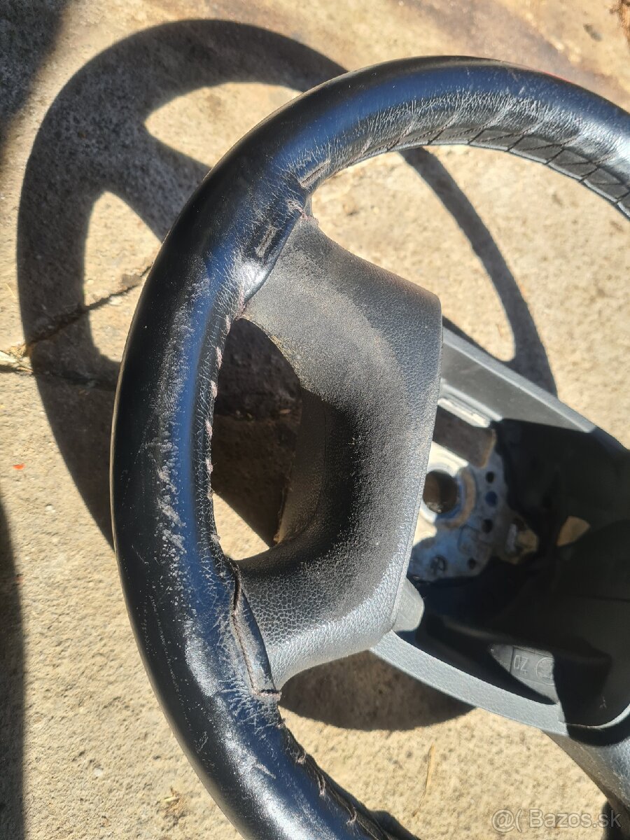 Predám koženkový volant na Octavia 2 - 2