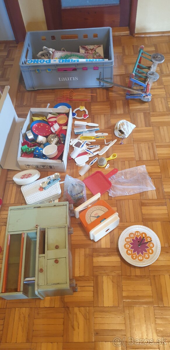 Hromada starych hraciek z obdobia socializmu - 2