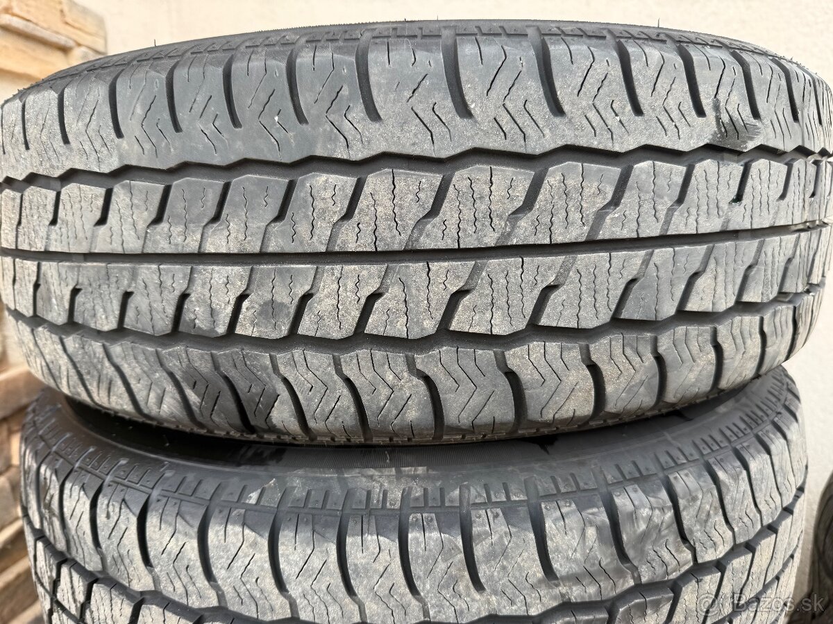 Maxxis 215/65/16 C - 2