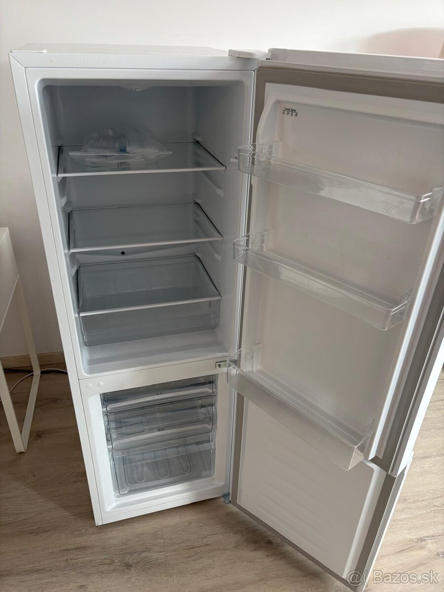Biela chladnička s mrazničkou- kúpená v júli 2025 - 2