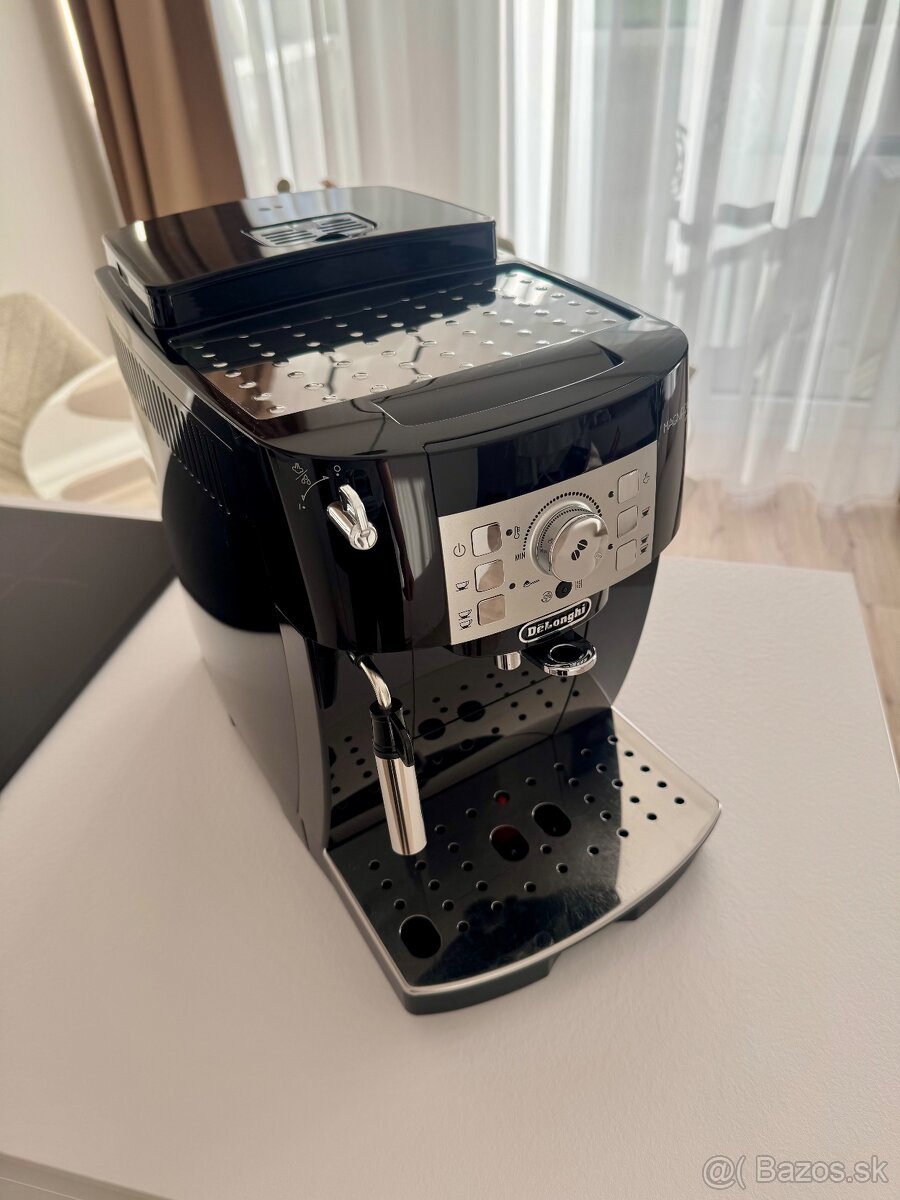Predám kávovar DeLonghi Magnifica S ECAM 22.112.B - 2