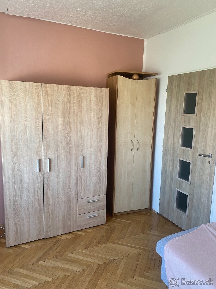 Prenajmem jedno miesto v krásnom byte s výhľadom na hrad - 2