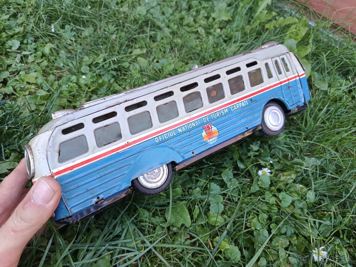 Starožitný plechový autobus CARPATI - 2