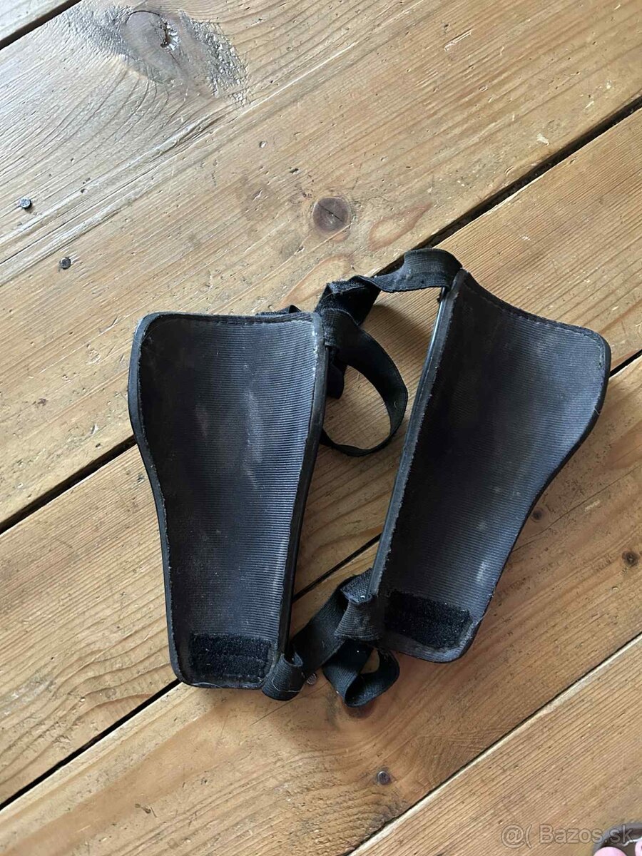 Adidas -chrániče na football - 2