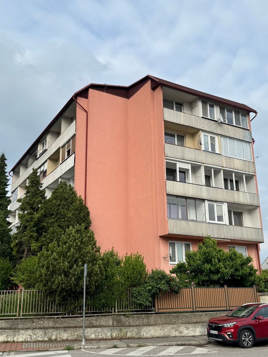 Predaj 3 izb. bytu s tromi balkónmi – pohled 2