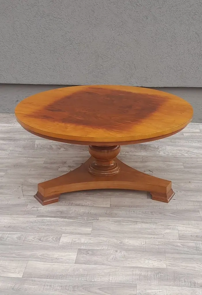 Stolík v štýle Biedermeier. - 2