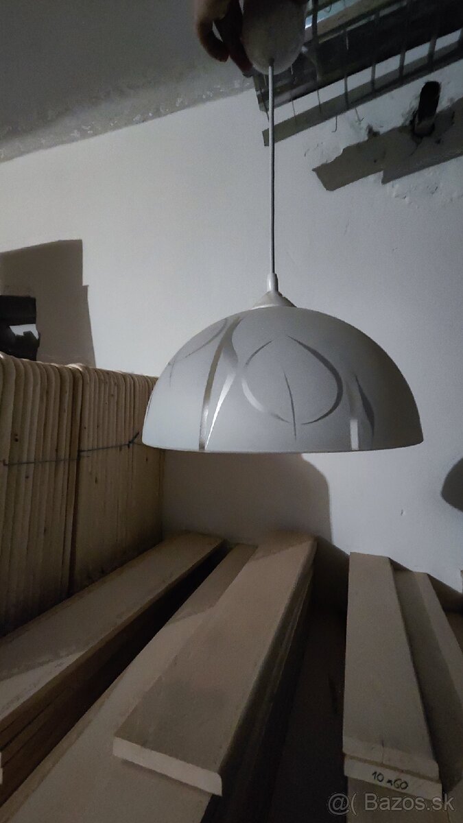 Umývadlo a stropné svetlá - 2