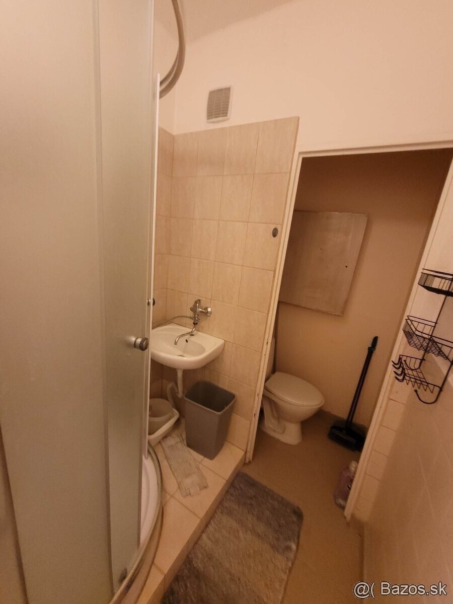 Ponúkame do prenájmu garsonku v Štúrove - 2