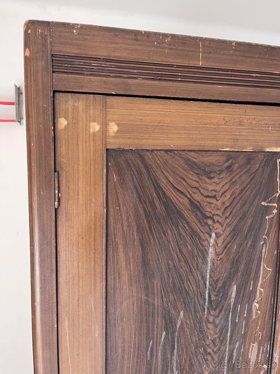 Skrina z masivu - zachovala - 2