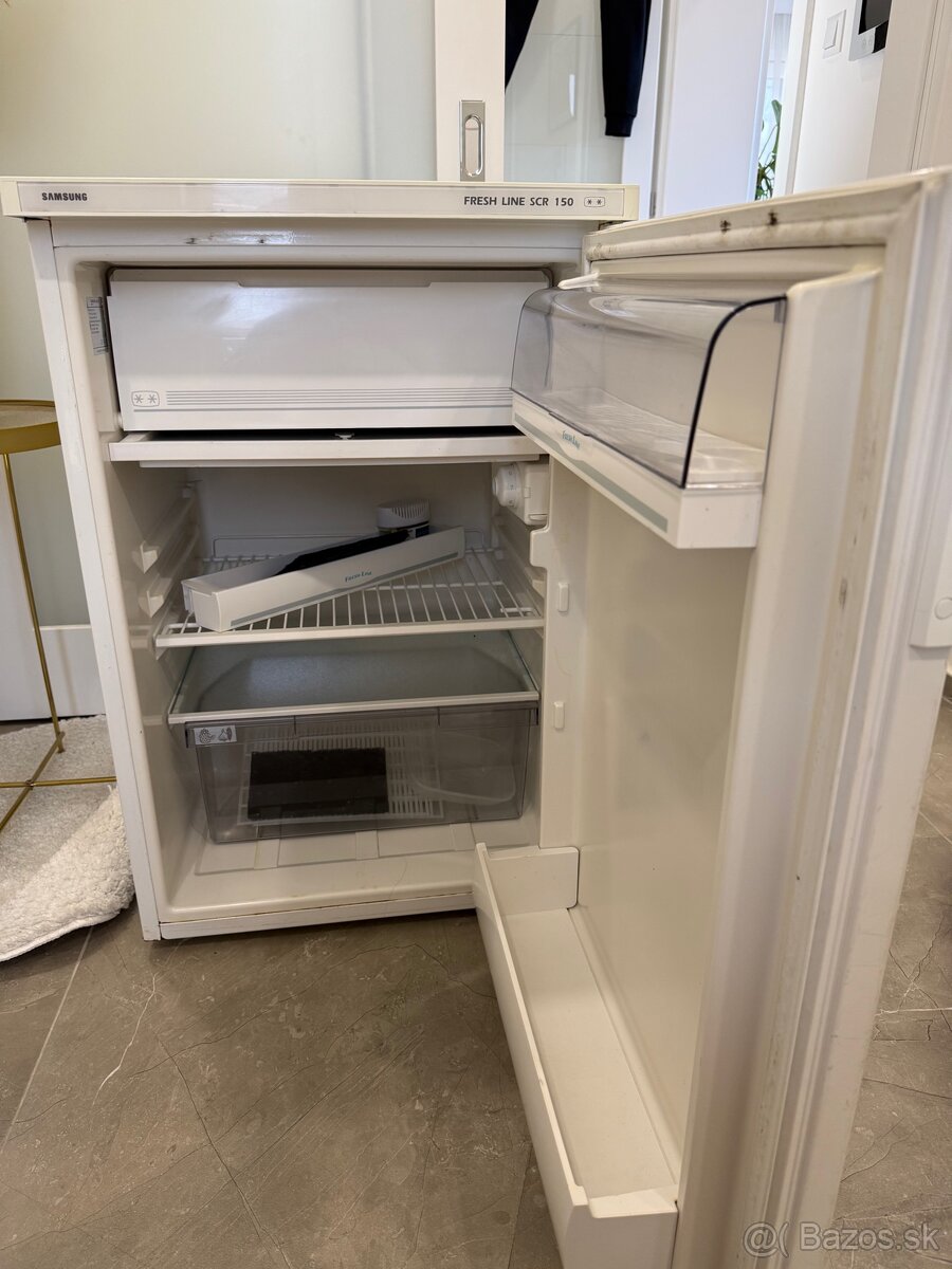 Plne funkčná malá chladnička Samsung - 2