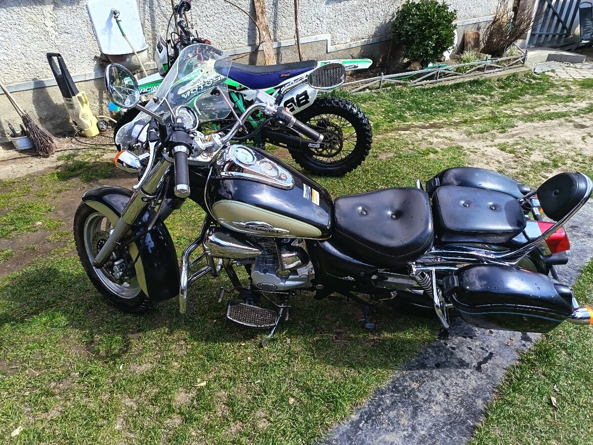 Chopper s papierami - 2