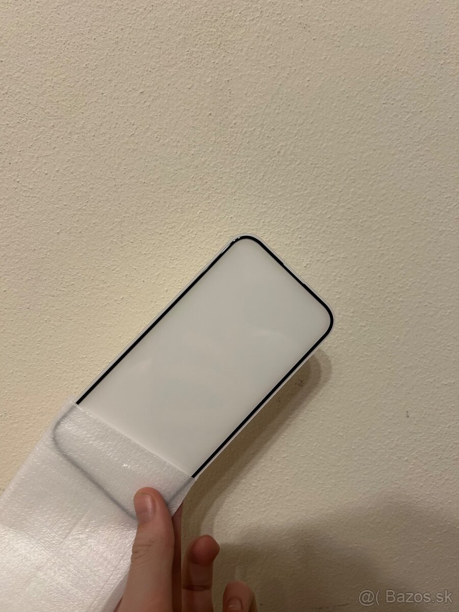 AlzaGuard 2.5D FullCover Glass Protector – iPhone 16 - 2