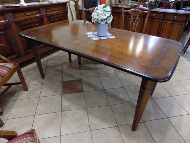 Elegantný jedálenský stôl - 2