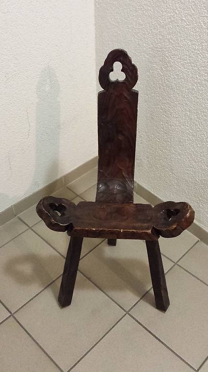 Španielska trojnohá vintage stolička - 2