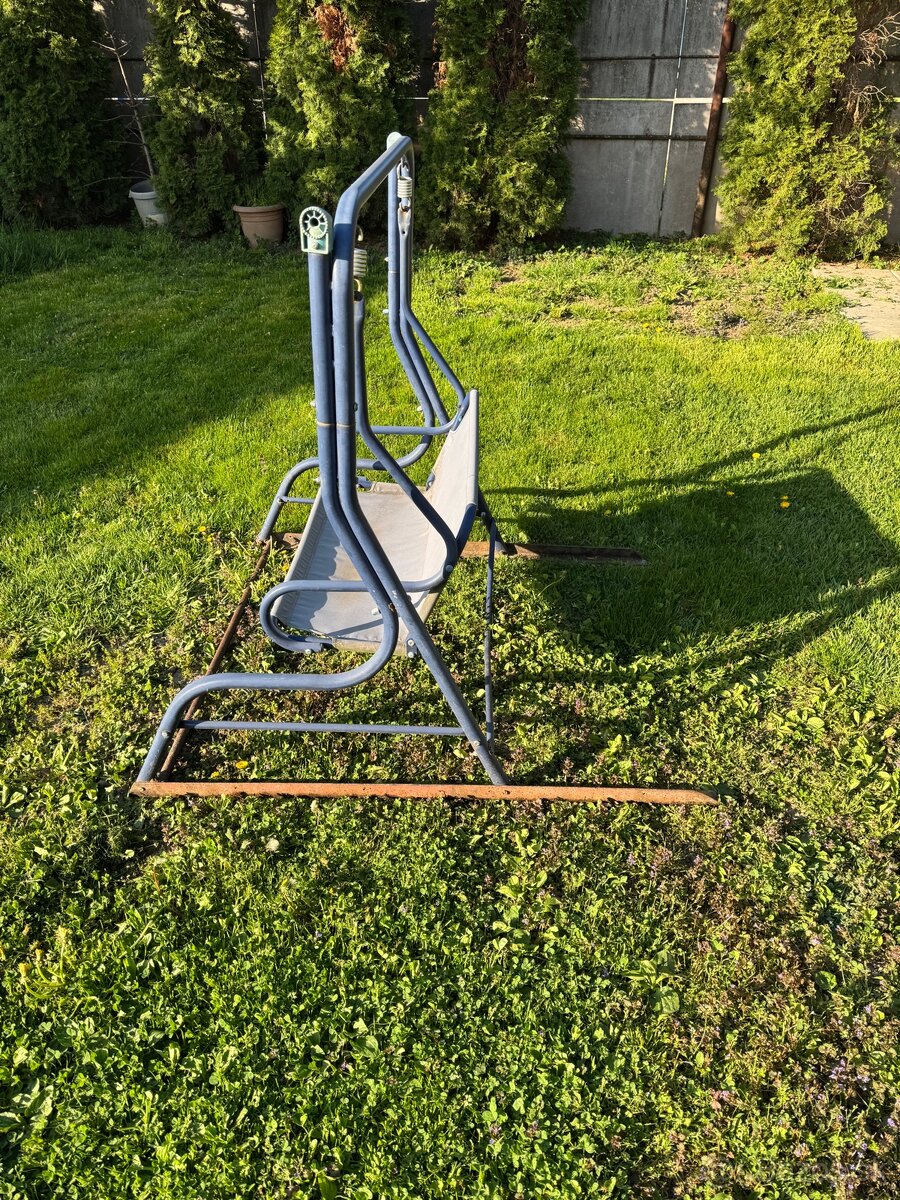 Detská hojdačka - kovová konštrukcia - 2