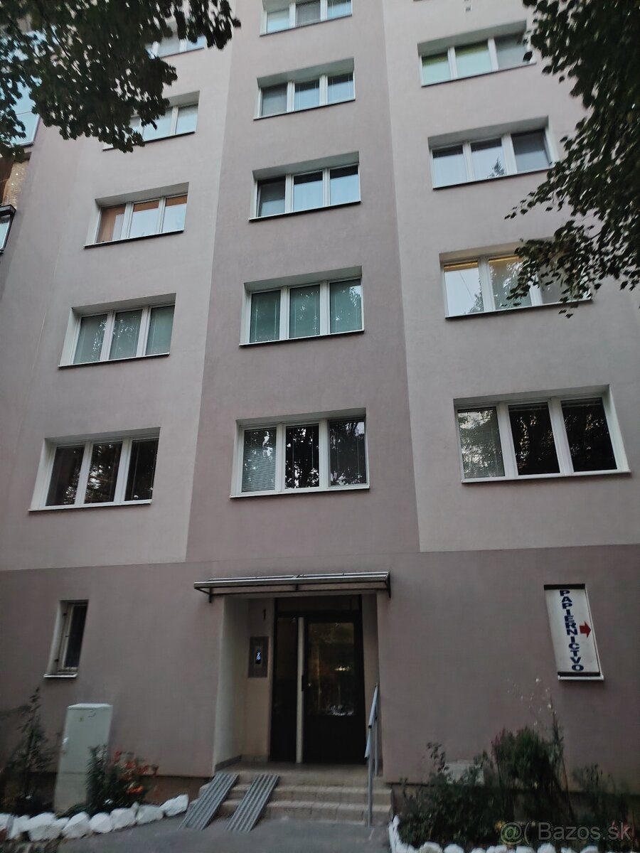 Predáme veľký 4 izbový byt ul Výstavby - 2