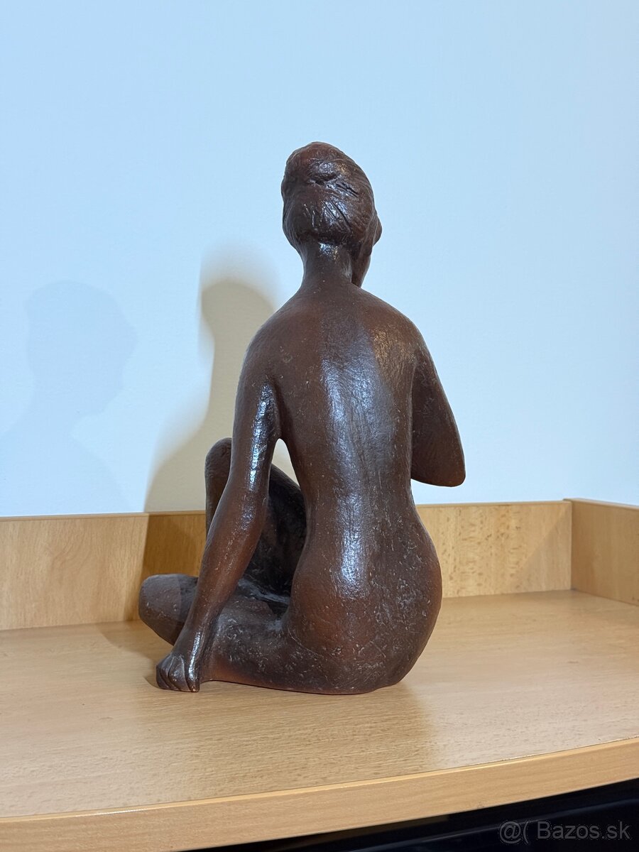 Socha žena s náhrdelníkom - 2