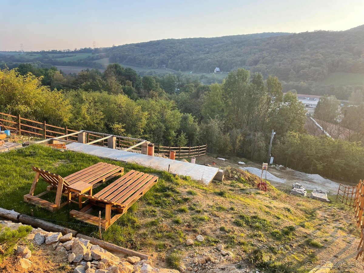 EXLUZÍVNY pozemok so stavebným povolením v obci Prašník - 2