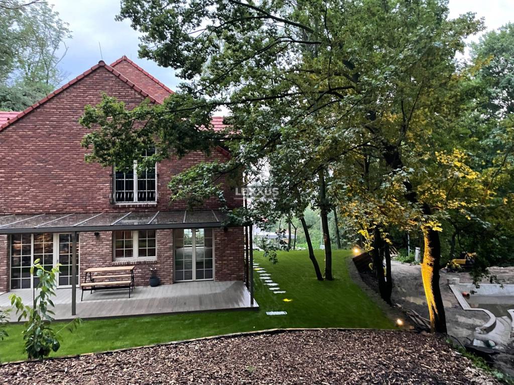 | DOM V ANGLICKOM ŠTÝLE 6 izb. KOLIBA - Vtáčie údolie - 2