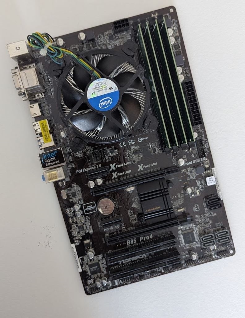 ASRock B85 Pro 4 + Xeon E3-1230v3 + 16GB DDR3 - 2