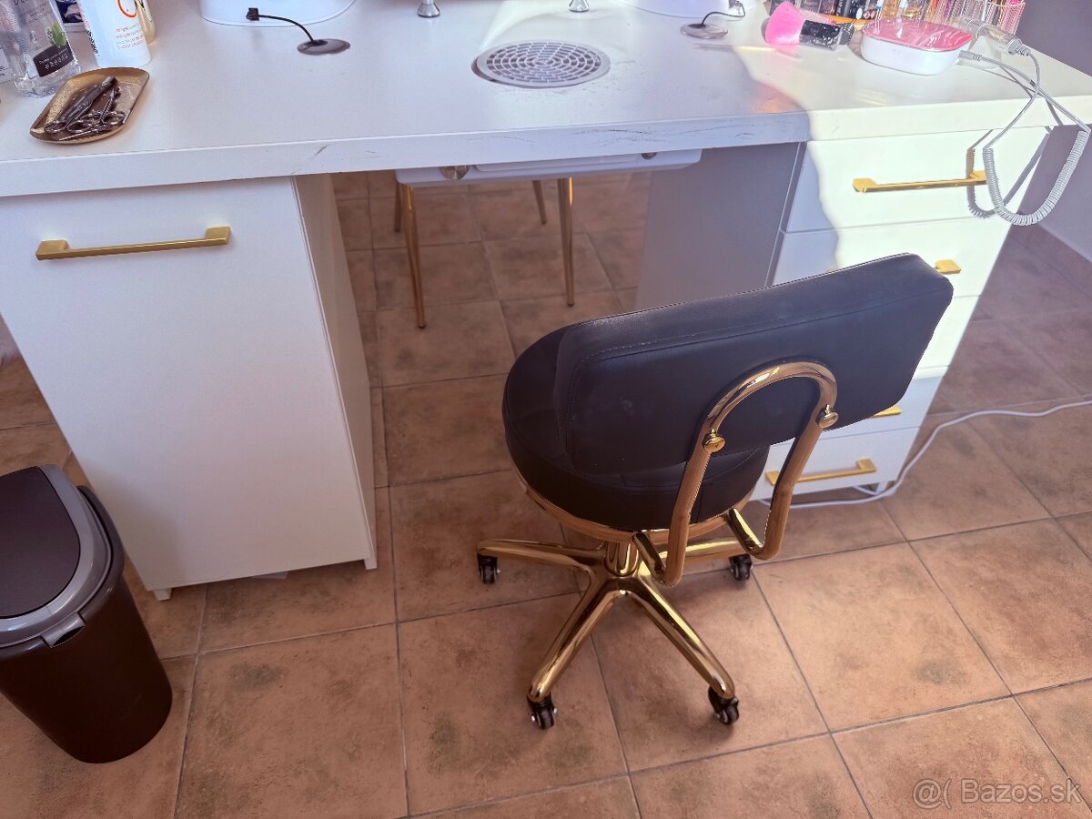 Manikersky stôl - 2